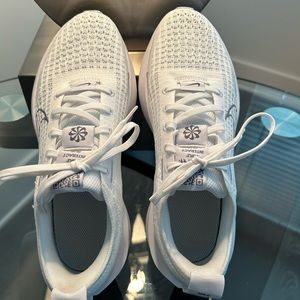 W Nike Interact Run sz 7. White & Gray